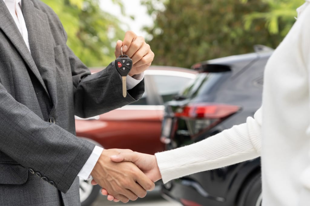 stretta di mano e passaggio chiavi auto
