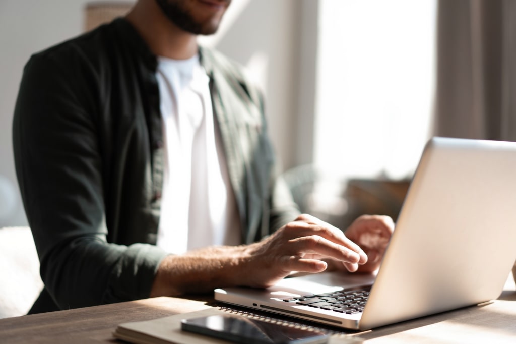 Uomo digita su tastiera laptop Uomo digita su tastiera laptop