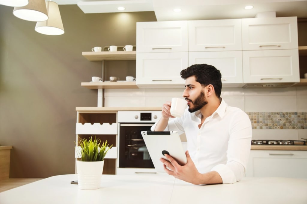 uomo utilizza tablet in cucina