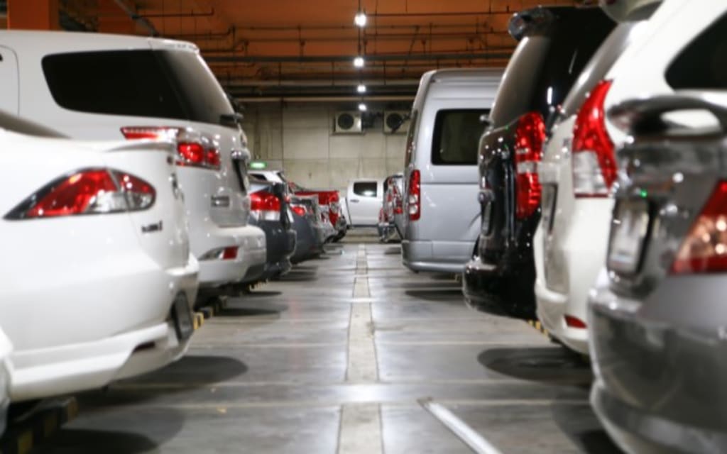 auto parcheggiate in fila