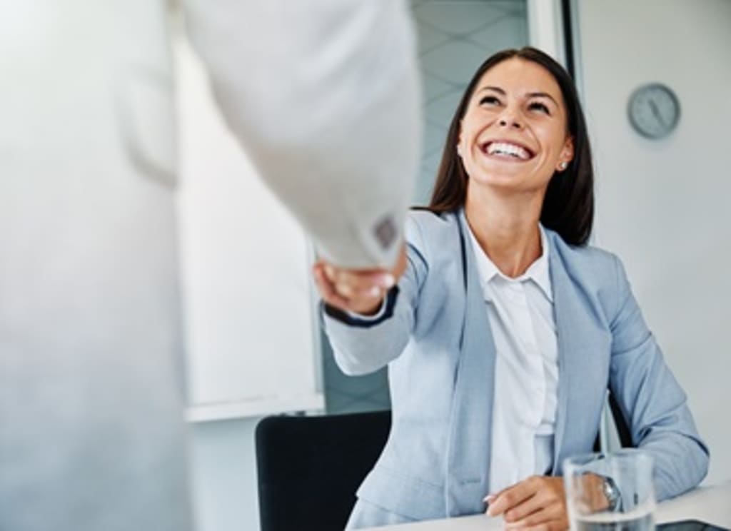 stretta di mano tra consulente e cliente stretta di mano tra consulente e cliente