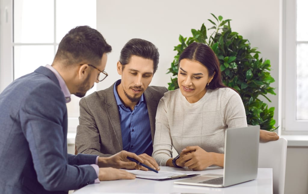 coppia che confronta offerte di prestito con consulente