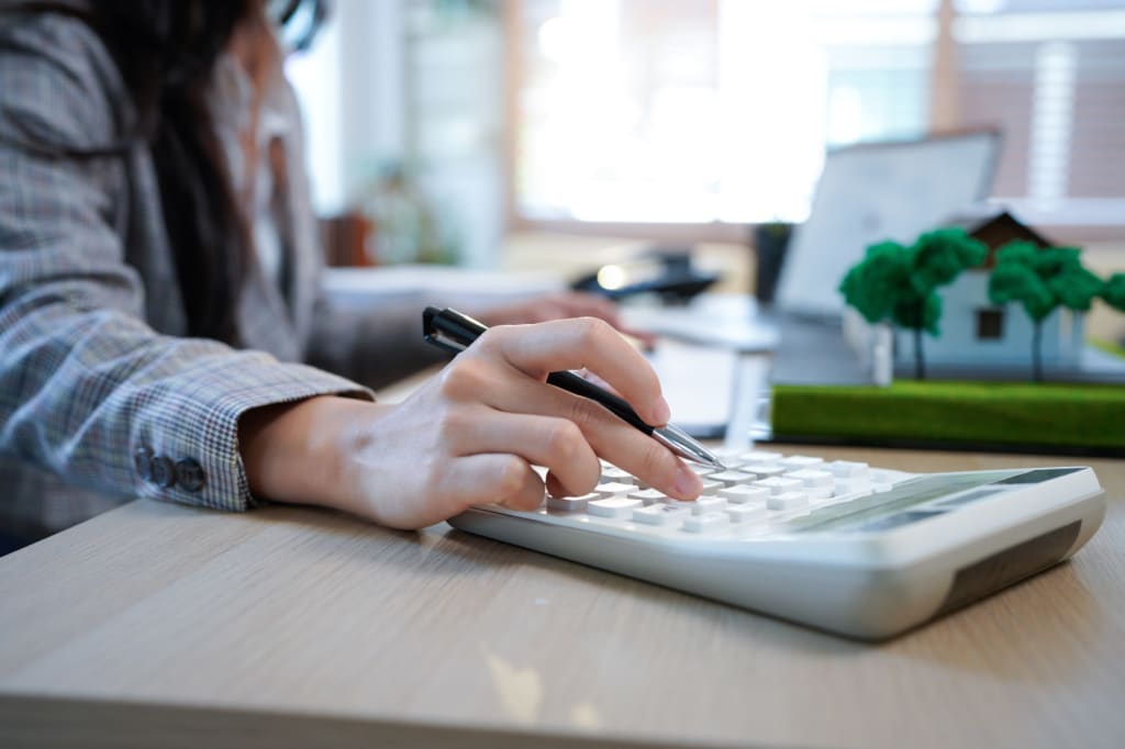 mano digita su calcolatrice