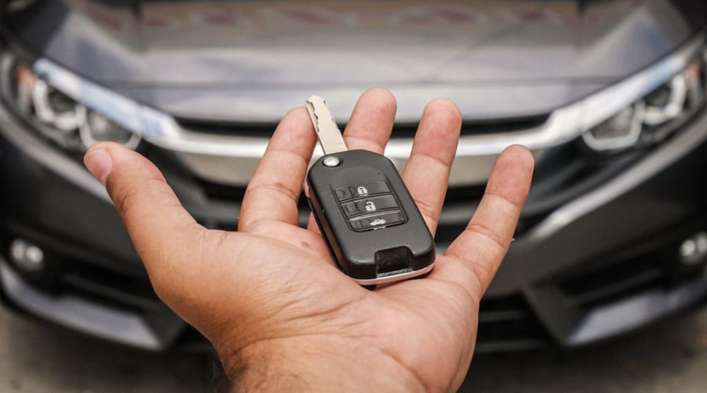 mano tiene chiavi dell'auto