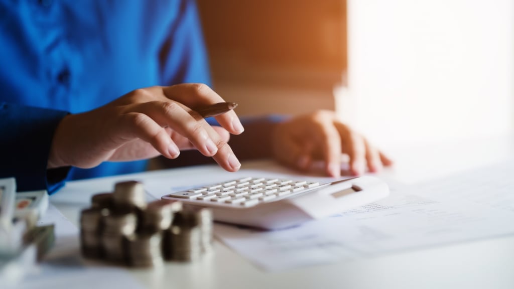persona che effettua calcoli sulle finanze persona che effettua calcoli sulle finanze