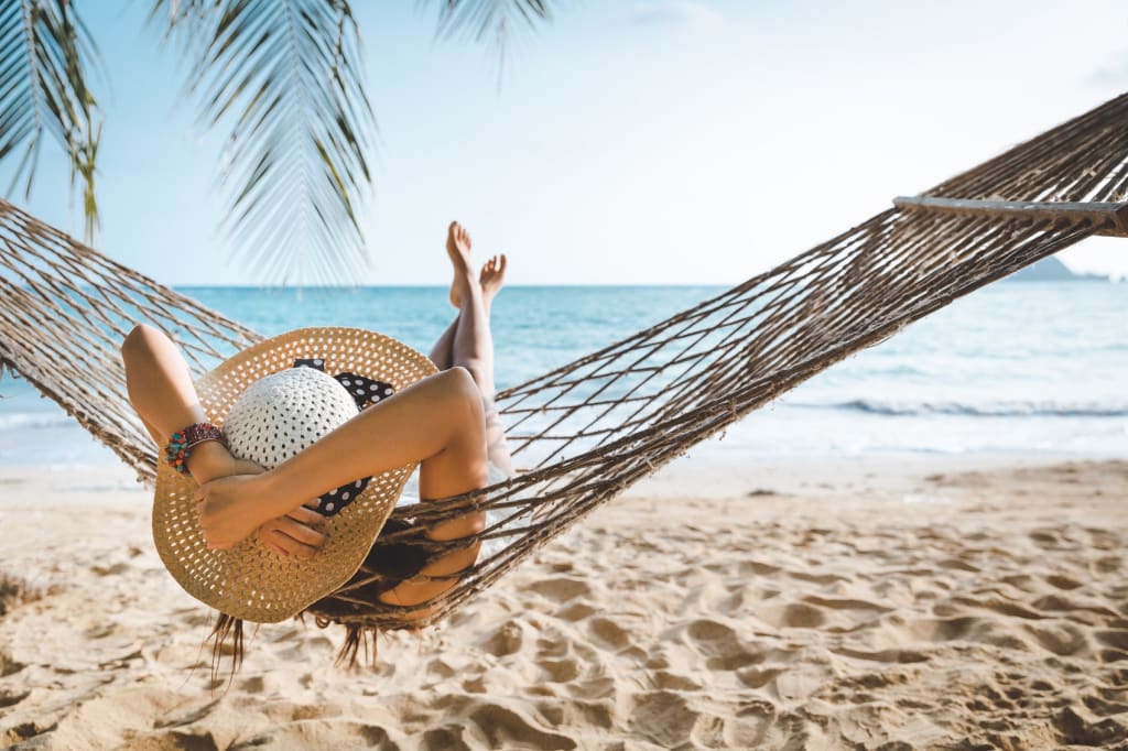 ragazza_si_rilassa_su_amaca_in_spiaggia