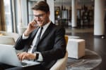assicuratore_parla_al_telefono_in_ufficio