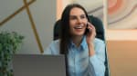 assicuratrice_al_telefono_con_cliente