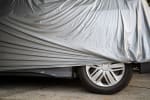 auto_ferma_sotto_a_un_telo