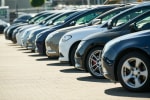 auto_in_fila_per_esposizione