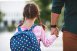 bambina con zaino va a scuola