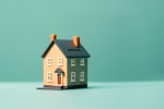 casetta-in-miniatura-con-sfondo-verde