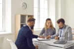 Coppia che parla con consulente assicurativo 