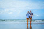 coppia_che_si_abbraccia_in_riva_al_mare