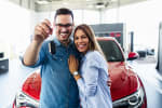 coppia di giovani acquista auto nuova