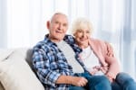 coppia di pensionati sul divano