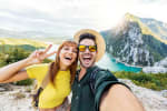 coppia si fa selfie in vacanza