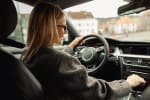 donna_che_guida_in_auto