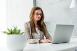 donna_elegante_alla_scrivania_scrive_al_computer