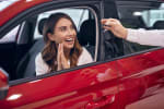 donna_felice_in_auto_nuova