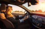donna_guida_in_auto_al_tramonto
