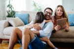 famiglia_insieme_sul_divano