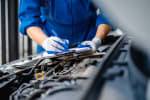 meccanico_compila_tagliando_auto_manutenzione