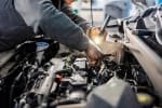 meccanico_installa_scatola_nera_su_auto