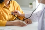medico_che_visita_una_donna