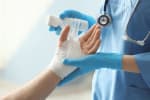 medico fascia la mano al paziente