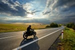 motociclista su strada