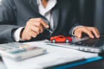 Persona che calcola costo del bollo auto