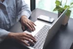 persona digita su tastiera del computer