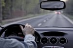 persona_guida_su_strada_con_auto