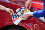persone che scelgono il colore dell auto