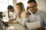 professionisti_assicuratori_parlano_al_telefono