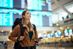 ragazza all aeoroporto per viaggio