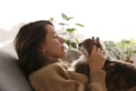 ragazza_con_gatto_sul_divano