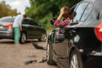 ragazza_e_ragazzo_dopo_incidente_con_auto
