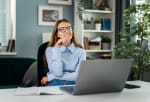ragazza_elegante_davanti_al_computer