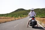 ragazza-esplora-il-territorio-in-moto