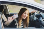 ragazza_in_auto_con_patente