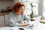 ragazza_in_cucina_usa_il_computer