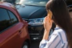 ragazza_parla_al_telefono_dopo_incidente_auto
