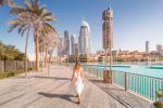 Ragazza che passeggia per Dubai