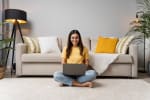 ragazza_seduta_sul_tappeto_con_computer