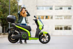 ragazza_si_mette_il_casco_per_salire_su_moto_elettrica