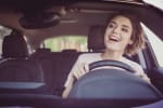ragazza_sorride_al_volante