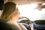 ragazza_sorridente_al_volante_mentre_guida