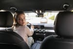 ragazza_su_auto_guarda_indietro_preoccupata